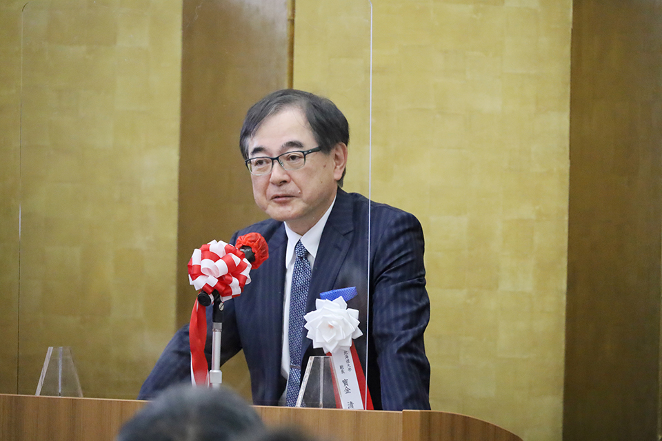 竣工披露式で挨拶する寳金清博北海道大学総長
