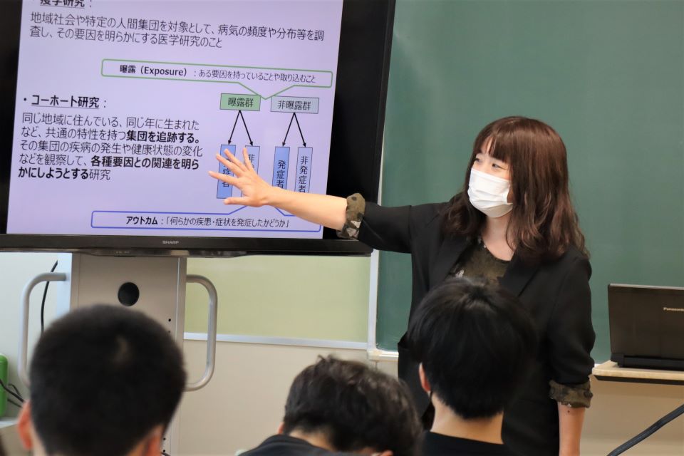 コーホート研究について解説する山﨑特任講師(撮影:広報課 学術国際広報担当 川本 真奈美)