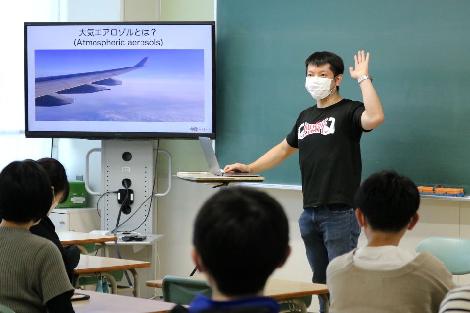 大気エアロゾルについて説明する安成准教授（撮影：広報課 学術国際広報担当：Aprilia Agatha Gunawan）