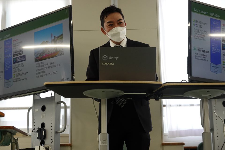 VRを使った教育研究支援について紹介する大塚技術専門職員(提供:CoSMOS)
