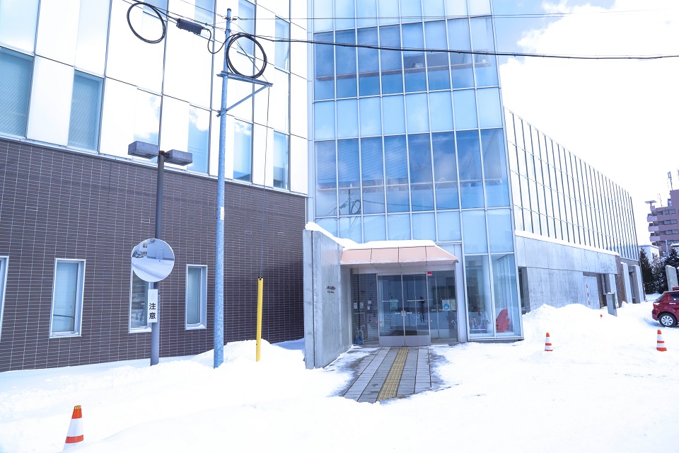 産業技術総合研究所　北海道センター　バイオテクノロジー研究開発センター（札幌市豊平区）。札幌キャンパスから約10km、車で30分の距離