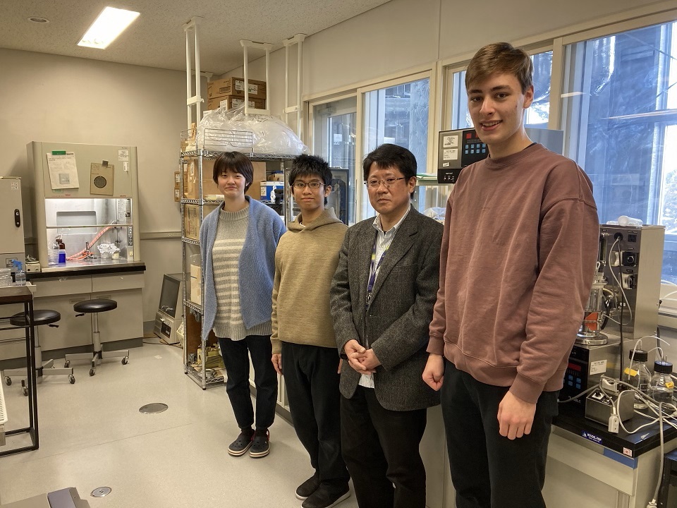 左から理学部4年の五島さん、生命科学院修士2年の飯田さん、近藤さん、研究生のBrussさん (撮影:Aprilia Agatha Gunawan)