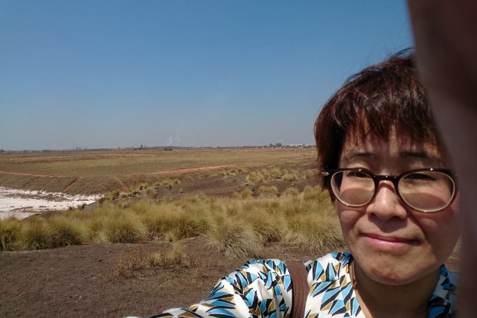 遠くの方に見えるのがカブウェ鉛鉱床の現場。子供たちの血液からは鉛の血中濃度が基準値の20倍という驚くべき数値結果が出た(提供:石塚真由美 教授)