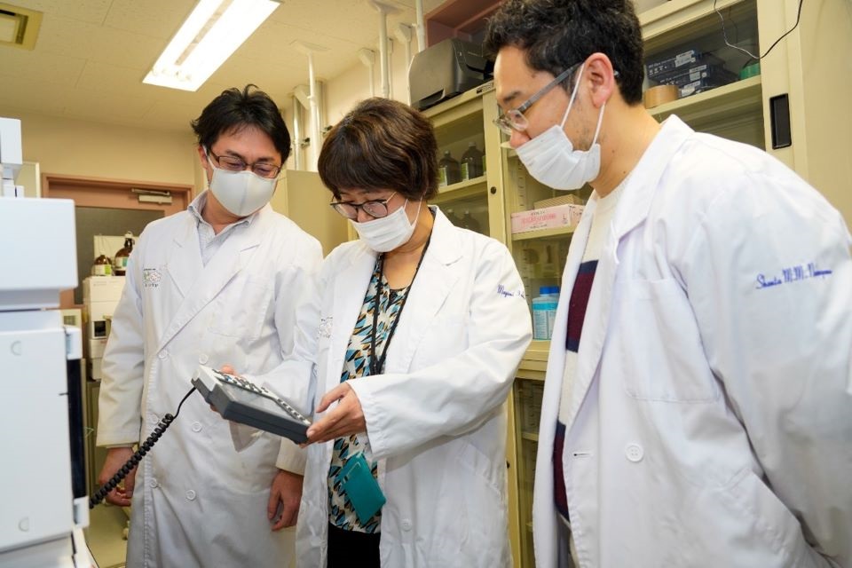 研究室での様子。写真中央が石塚先生(撮影:PRAG 中村 健太)