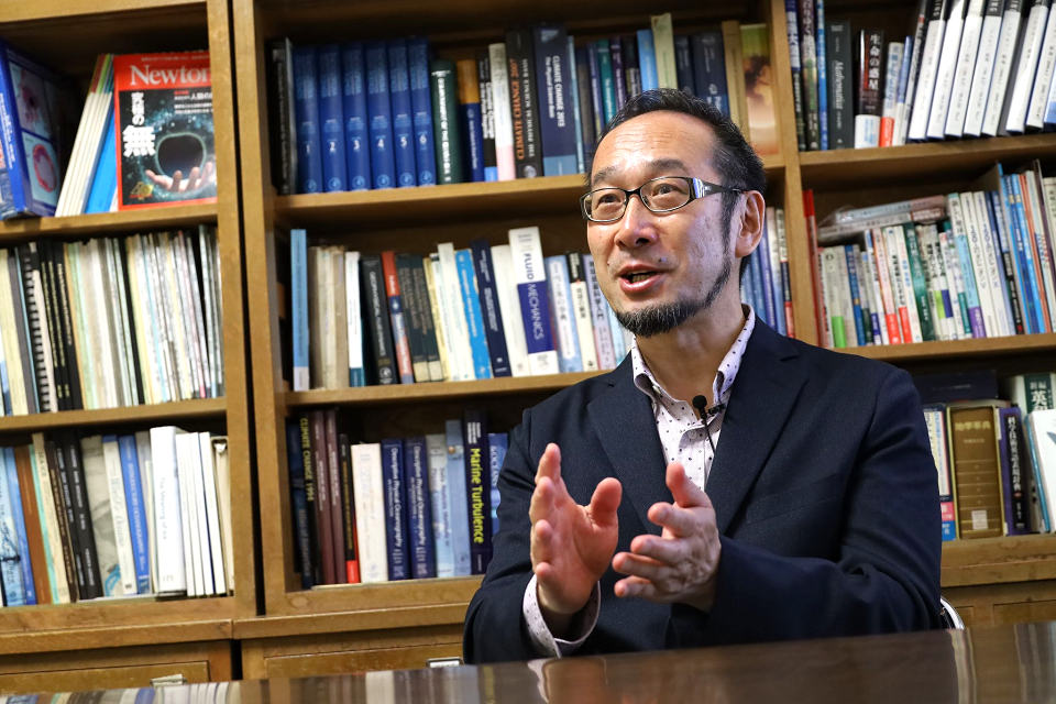 自身の研究について語る大島教授。(撮影:広報課 学術国際広報担当 川本真奈美)