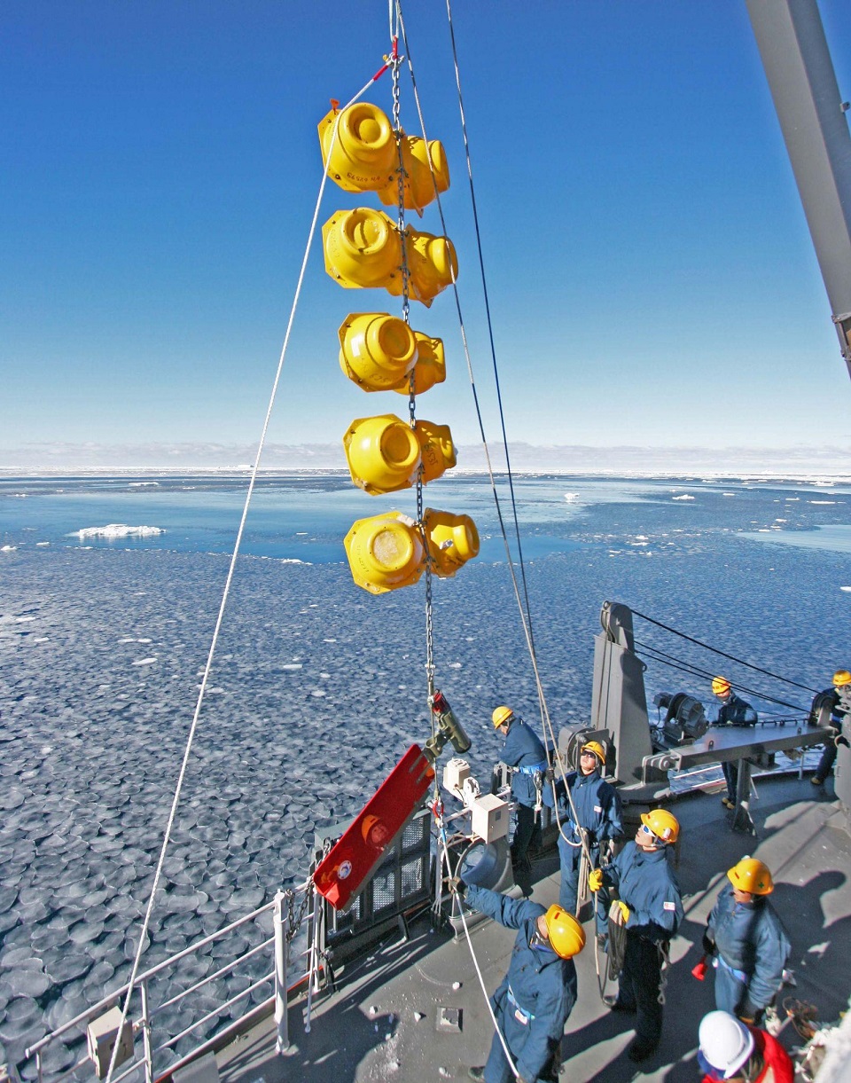 南極観測で砕氷艦「しらせ」から観測機器を設置している様子。2011年、南極ケープダンレー沖にて。（提供：浅野圭吾）