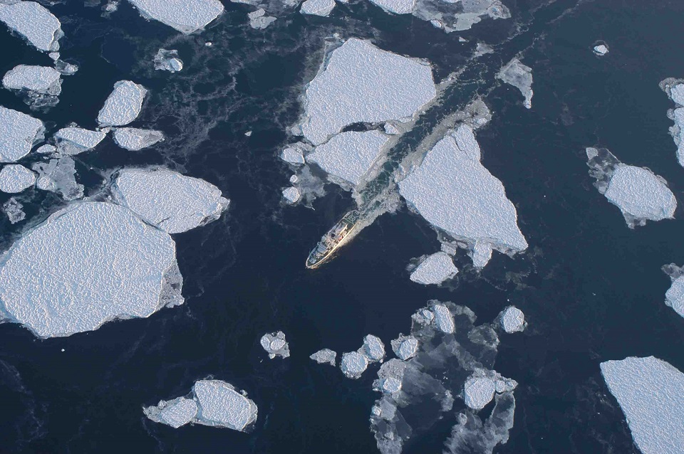 上空から撮影した海氷を砕いて進む砕氷巡視船「そうや」。2005年、オホーツク海にて。（提供：大島慶一郎 教授）