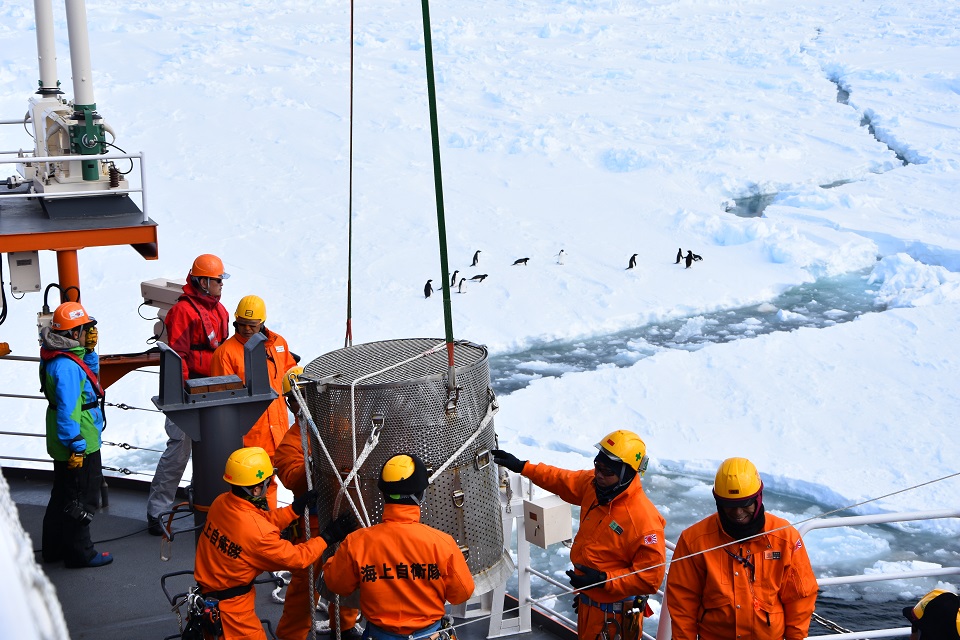 砕氷艦「しらせ」から観測機器を海中に下ろす様子。（提供：青木茂 准教授）