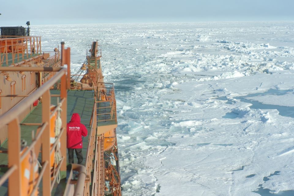 ロシアの原子力砕氷船から見る厚い氷や積み重なった氷に覆われた北極海。こうなると砕氷船でなければ航行できない。（提供：北極観測支援機構　内海啓司 氏）