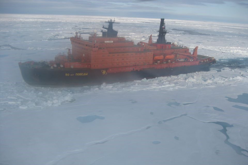 ロシアの原子力砕氷船。氷の厚い時期にタンカーなどが航行するには、原子力砕氷船による先導が必要。（提供：北極観測支援機構　内海啓司 氏）