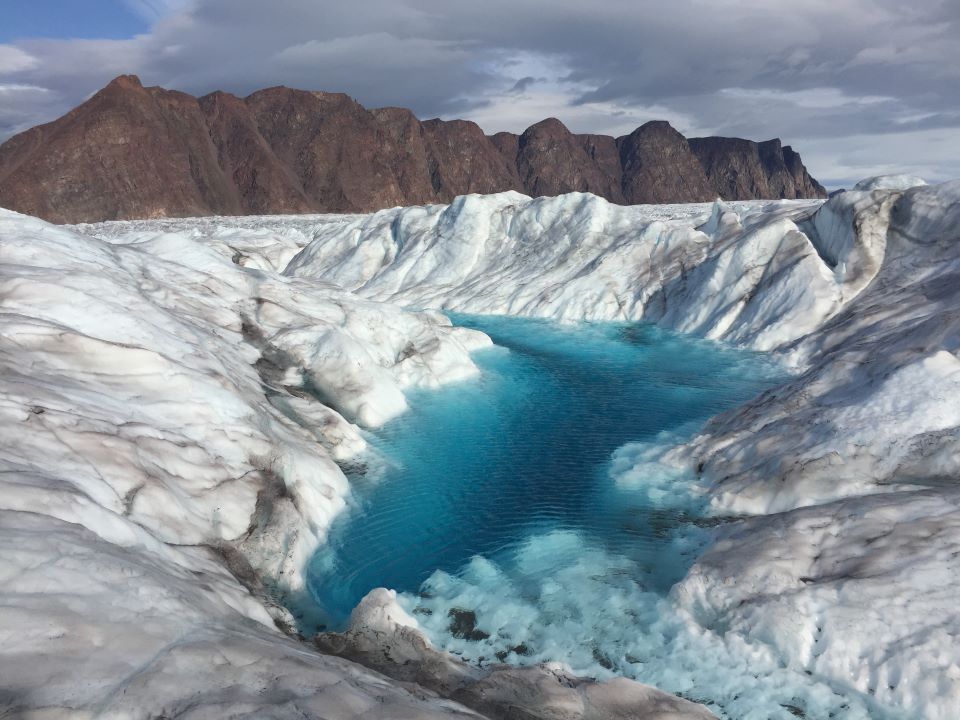 水で満たされたボードイン氷河のクレバス。グリーンランドにて（2019年撮影、提供：Evgeny Podolskiy 准教授）