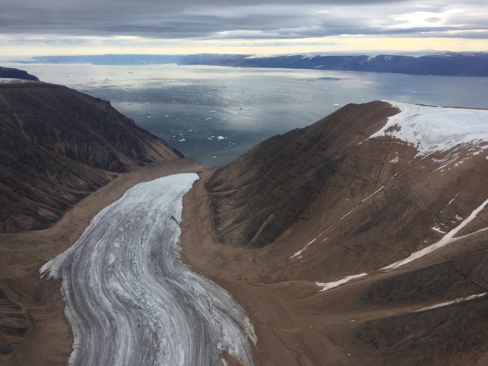 退縮し、海から切り離される氷河。グリーンランド北西部にて（2019年撮影、提供：Evgeny Podolskiy 准教授）