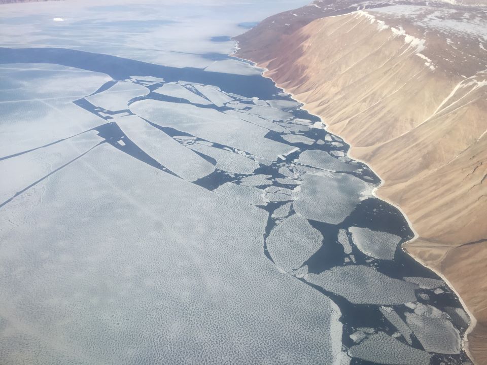 グリーンランド北西部沿岸の海氷（提供：2019年撮影、Evgeny Podolskiy 准教授）