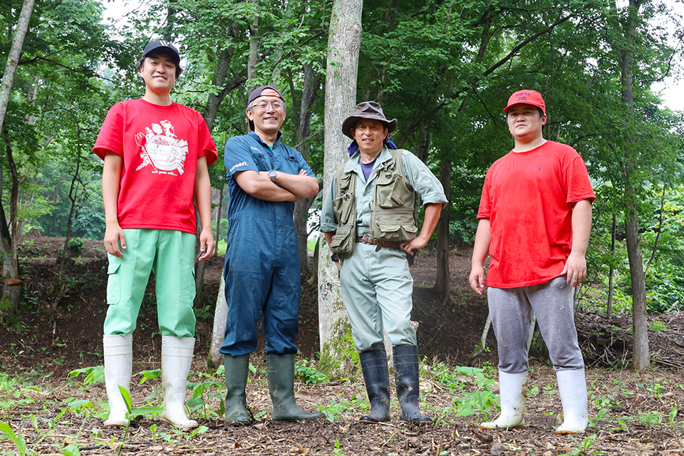 静内研究牧場長の河合正人さん（右から2人目）と、作業を手伝いにきた農学院 博士課程1年 櫻井駿平さん（左）、農学研究院 准教授 三谷朋弘さん（左から2人目）、環境科学院 手島佳裕さん（右）