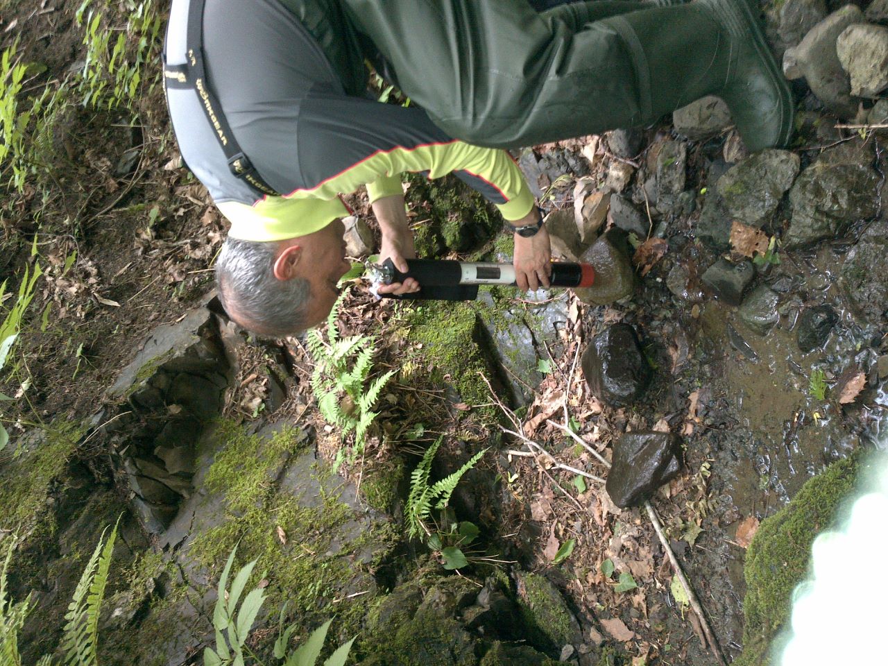 河川の石から川底に棲む生物の密度を測定する様子（撮影：石山 信雄）