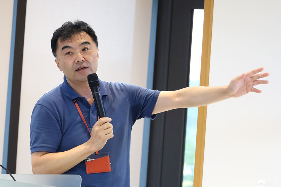 食と農業と地球環境の関わりについて解説する石井教授(撮影:長尾 美歩)