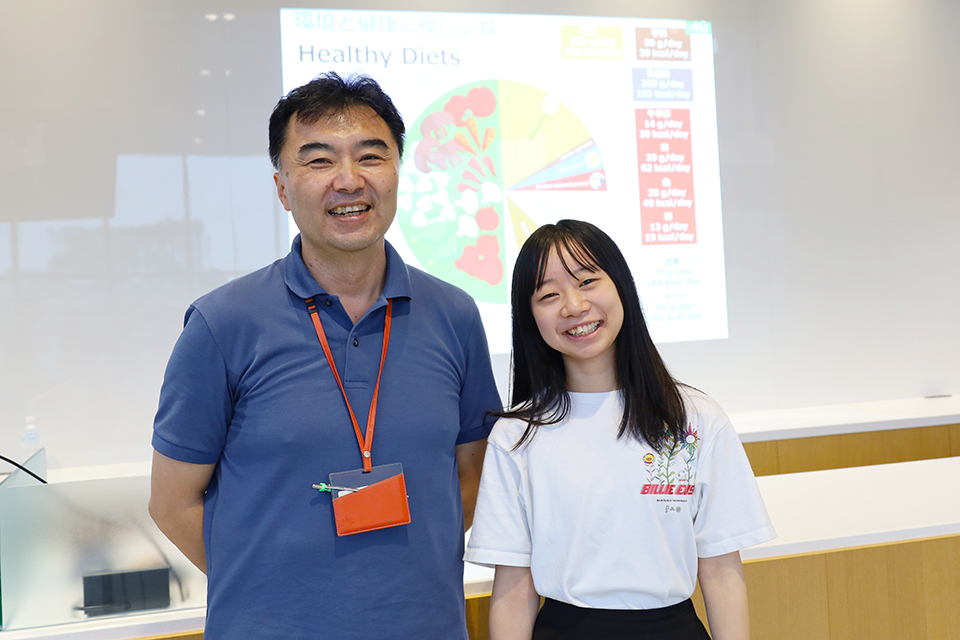 石井一英 教授(左)と角田ありすさん(右)(撮影:長尾 美歩)