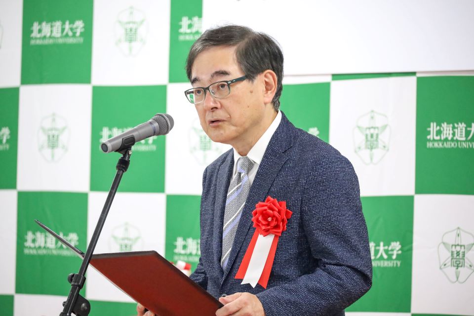 挨拶する寳金 清博 北海道大学総長（撮影：長尾 美歩）