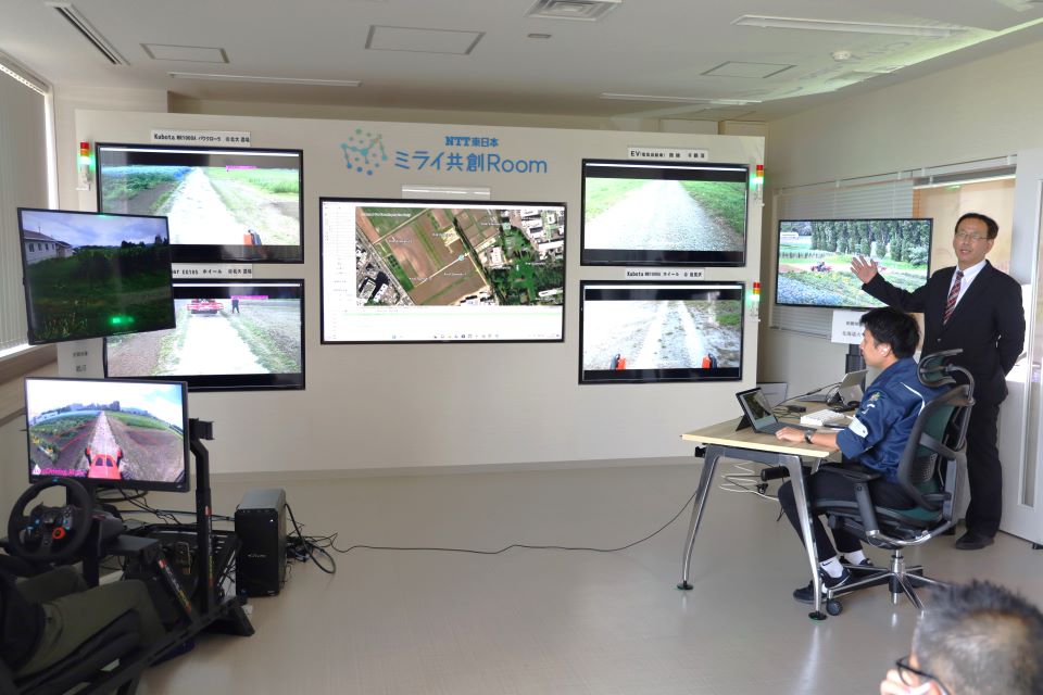 「NTT東日本 ミライ共創Room」と名づけられたロボット監視室。各モニターにはロボット農機の様子が映し出される（撮影：川本 真奈美）