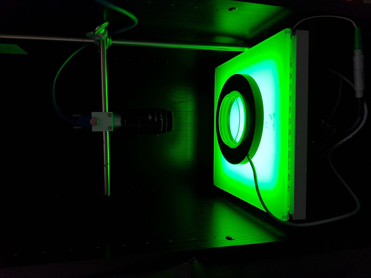 シャーレ、上部に固定されたカメラ、LEDライトのみで構成された光遺伝学実験のセットアップ。暗所で実験を行う。(提供：ミヒャエル・シュライアー助教）