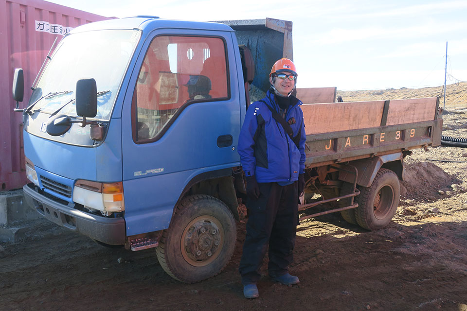 越冬した39次隊で就役したトラックとともに写る青木 准教授
