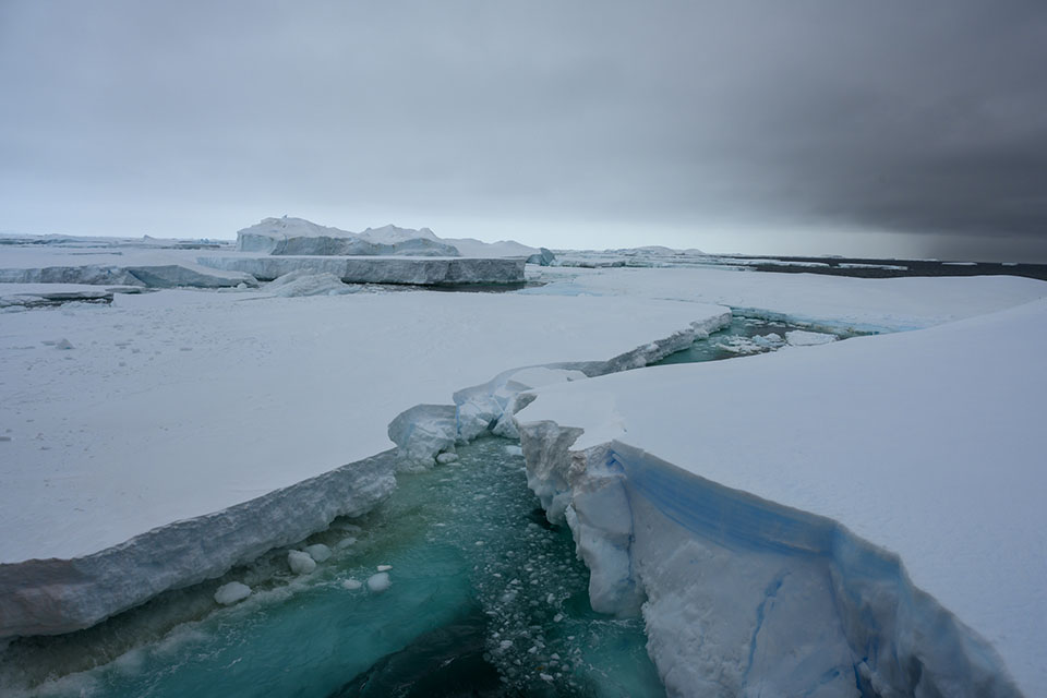 トッテン氷河入り口にて、非常に厚い氷を撮影したもの（提供：青木 准教授）