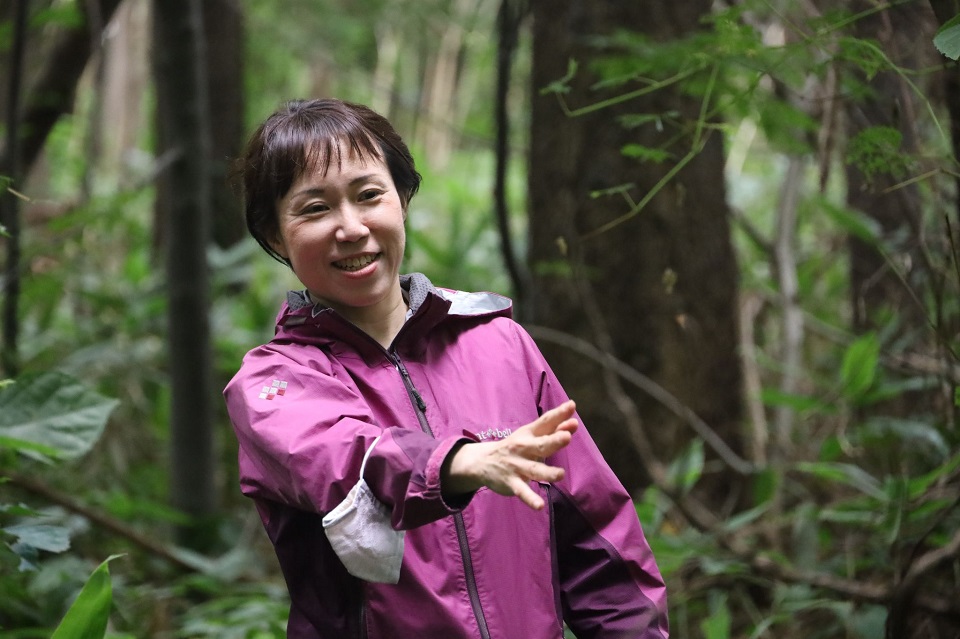 札幌キャンパス内にある研究林で森林調査の方法を説明する森本准教授。（撮影：広報課 学術国際広報担当　Aprilia Agatha Gunawan）