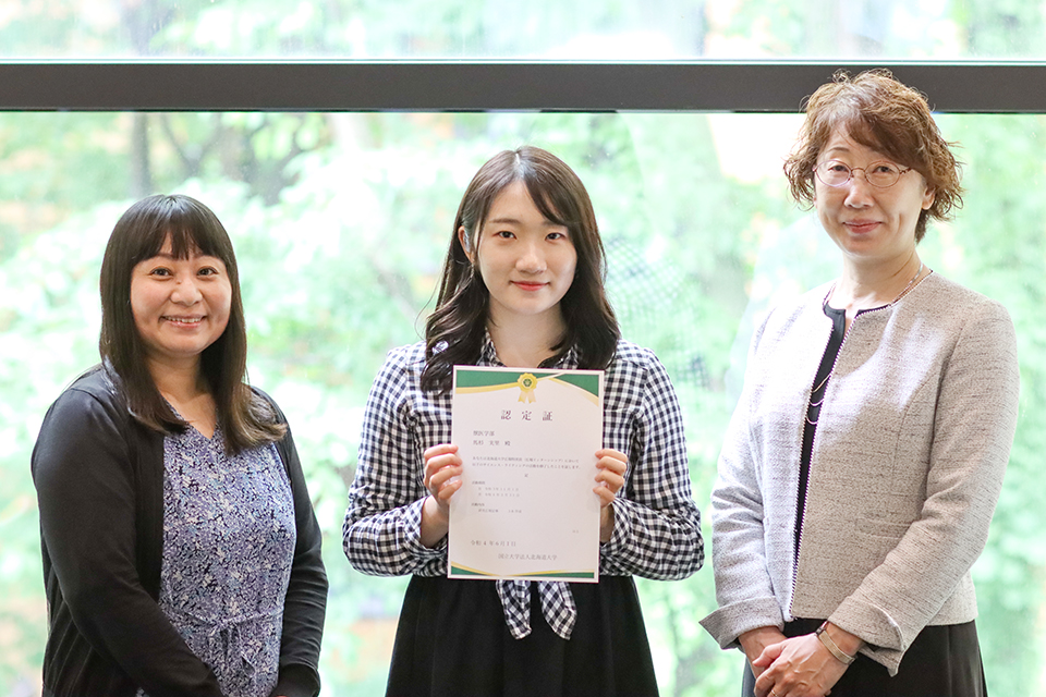 修了証を手にする馬杉実里さん(写真中央)と広報インターンシップを担当した川本真奈美 学術専門職(左)、菊池洋美 広報課長(右)(撮影:広報課 広報・渉外担当 斎藤麻衣)
