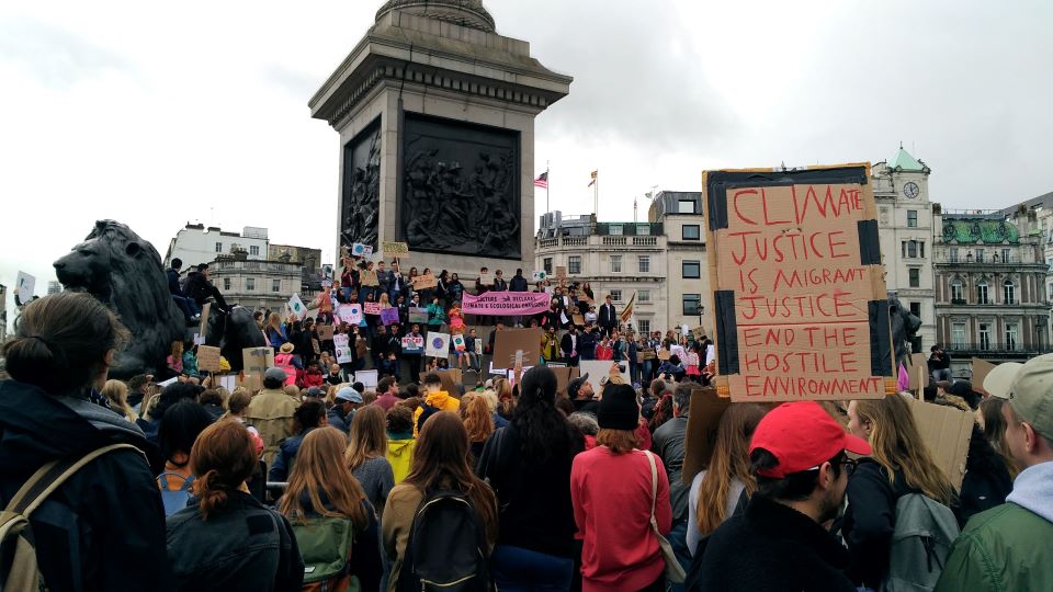 イギリスの中心部に集まった気候ストライキの若者たち（2019年撮影、提供：三上 直之 准教授）
