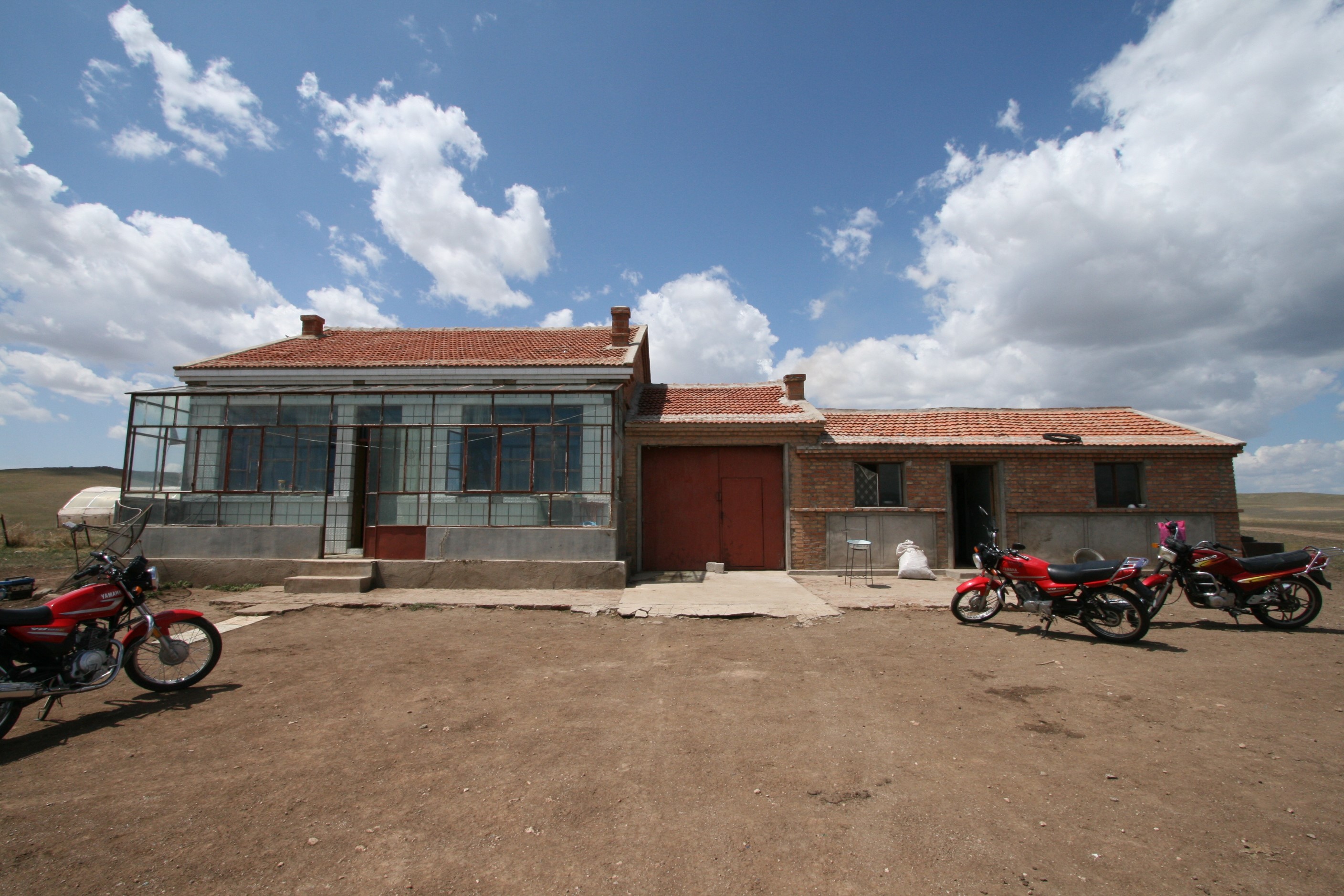 内モンゴルで見られるレンガ作りの固定家屋（提供：野村理恵　准教授）